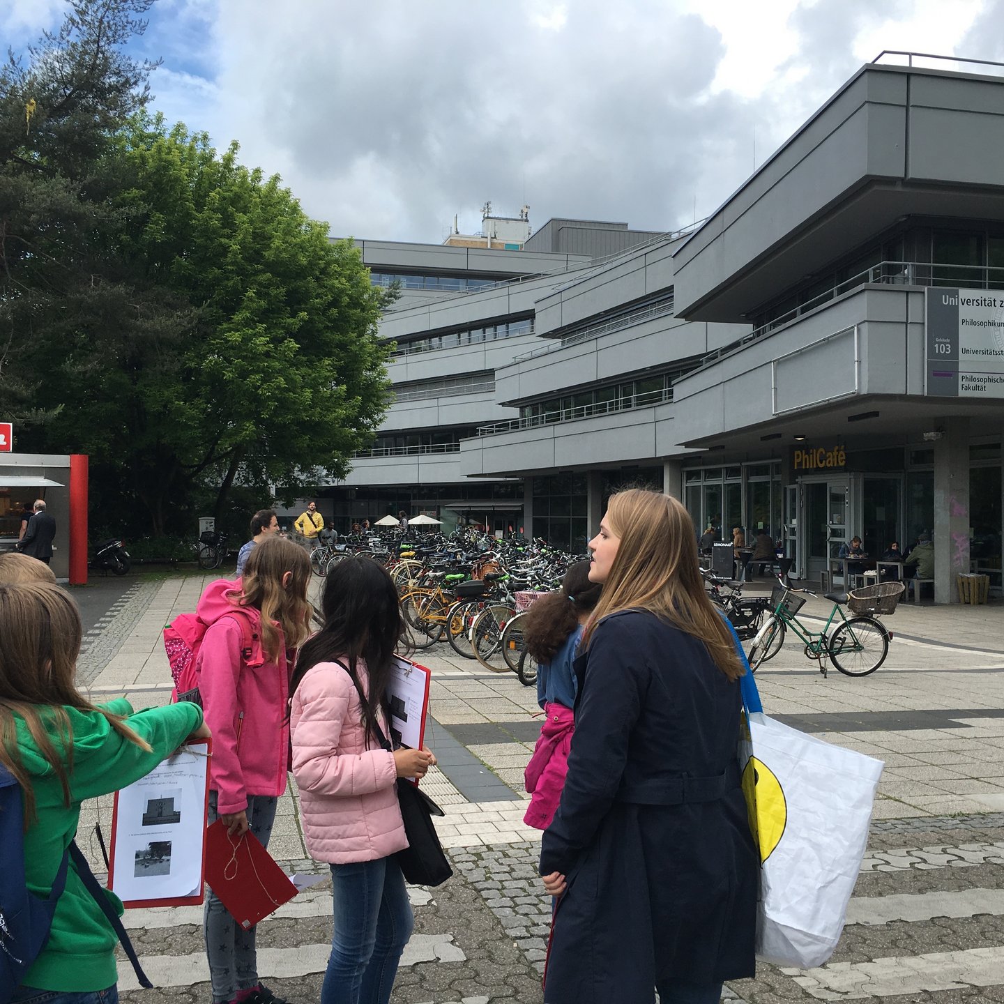 Kinder nehmen an einer Rallye auf dem Campus der Universität zu Köln teil